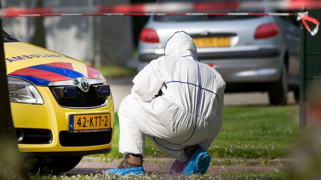 Een forensisch rechercheur doet onderzoek in Marum