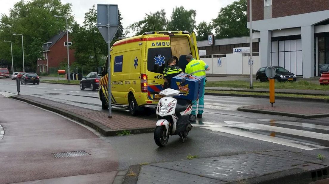 Scooterrijder onderuit in Enschede
