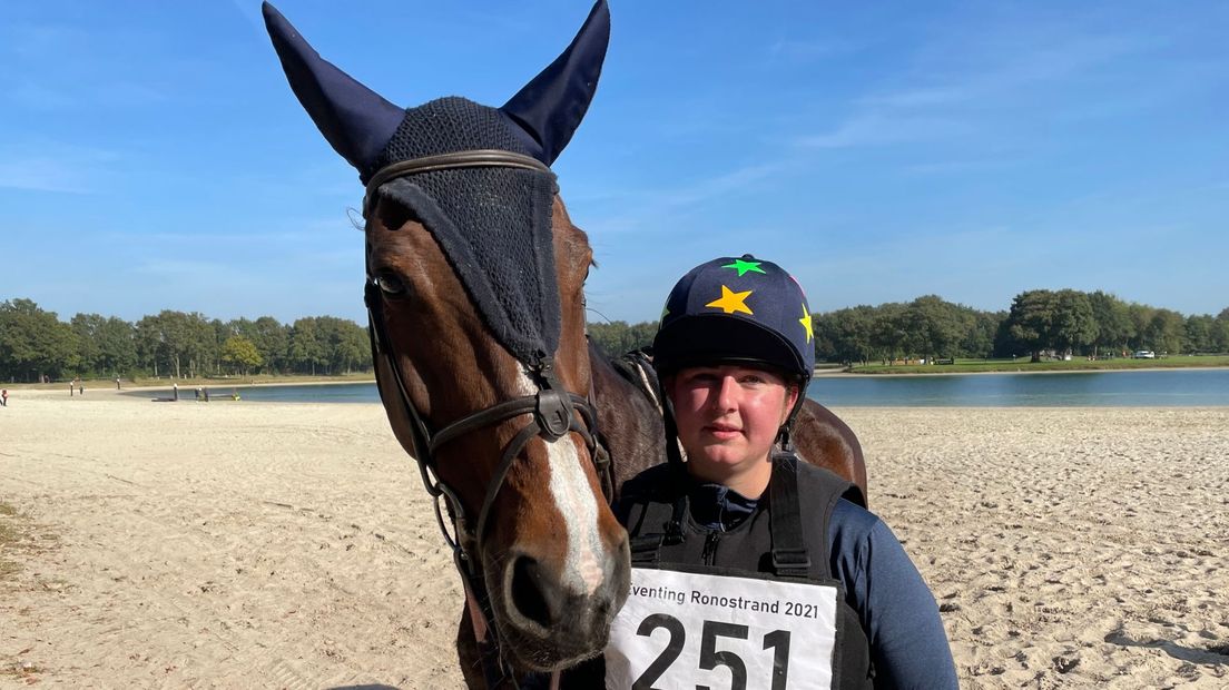 Mirthe Tienkamp met haar paard Donia