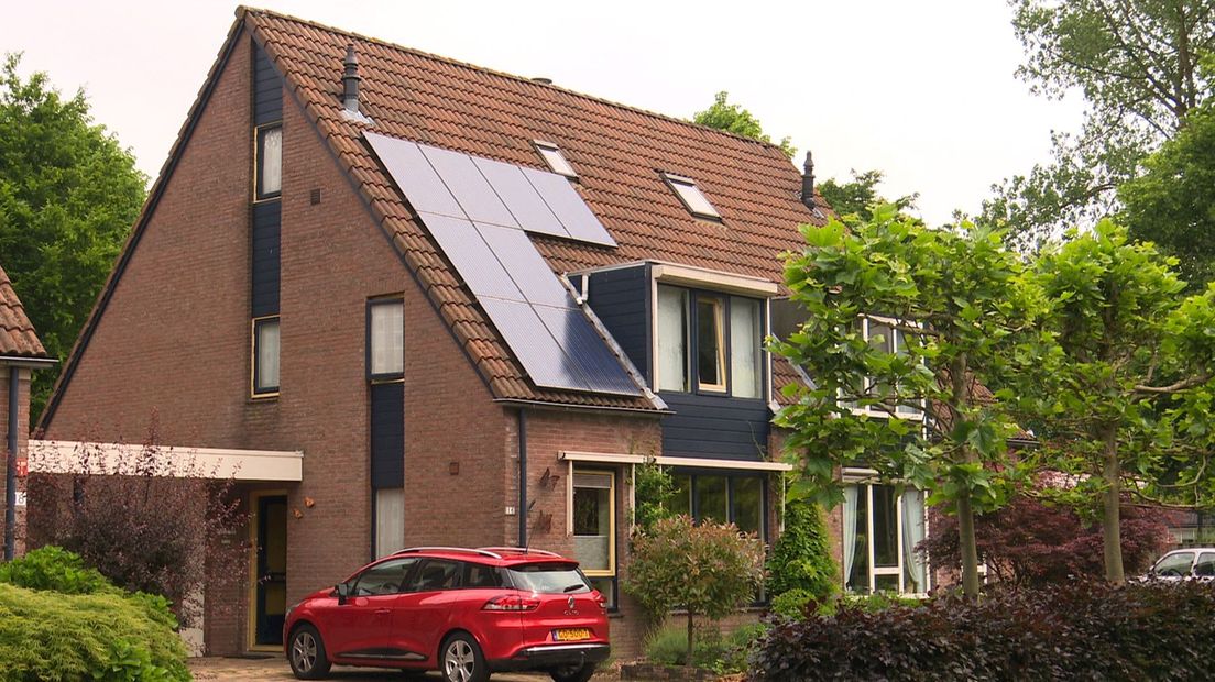 Honderden woningen in Zwolle voorzien van zonnepanelen dankzij inzet van Blauwvinger Energie