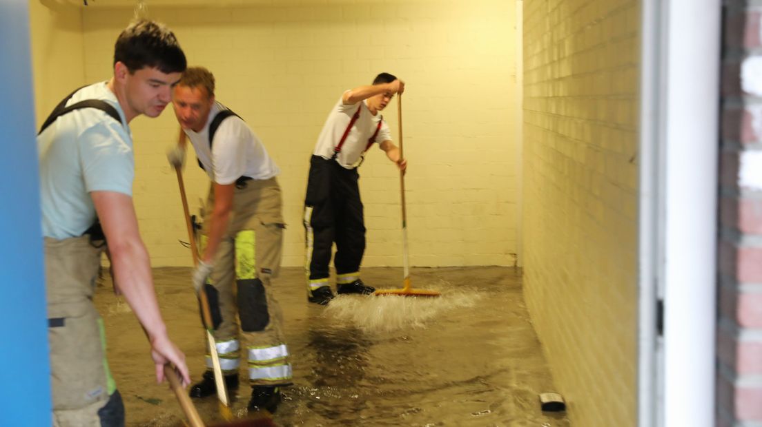De brandweer probeert het gebouw schoon te dweilen.