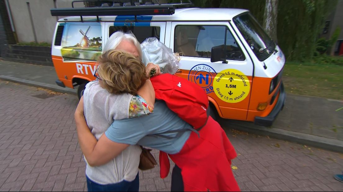 Een knuffel voor de wandelaars bij de finish