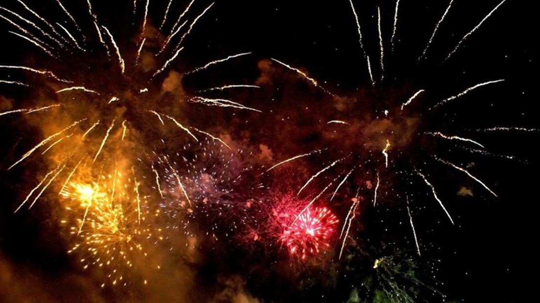 Gaat het nu wel of niet door, het vuurwerk op de avond van Koningsdag in Arnhem? Veel mensen vroegen het zich af. Het ging bijna niet door, maar er was donderdagavond vanaf 22.00 uur traditiegetrouw toch een vuurwerkshow te zien vanaf de Rijnkade in Arnhem.