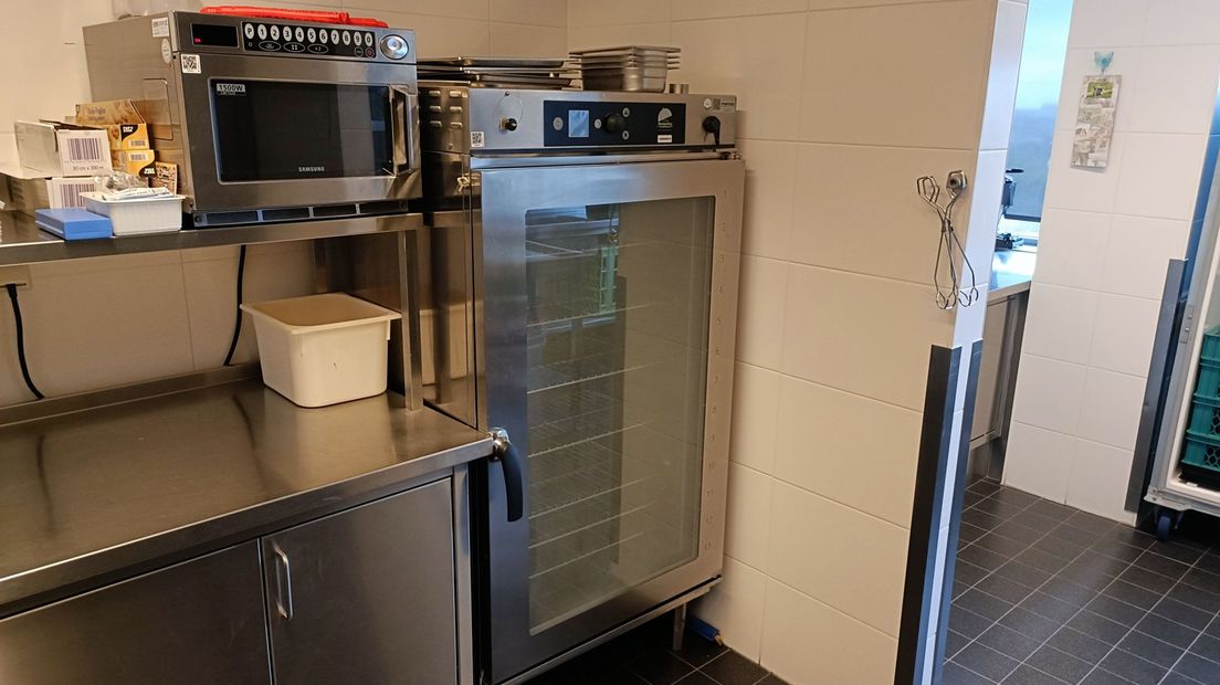 Het eten wordt per afdeling verwarmd in enorme ovens, zoals hier rechts