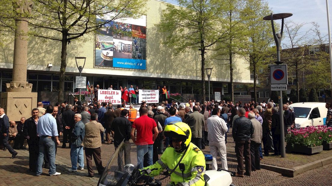 Demonstratie van Turken in Almelo vanwege monument
