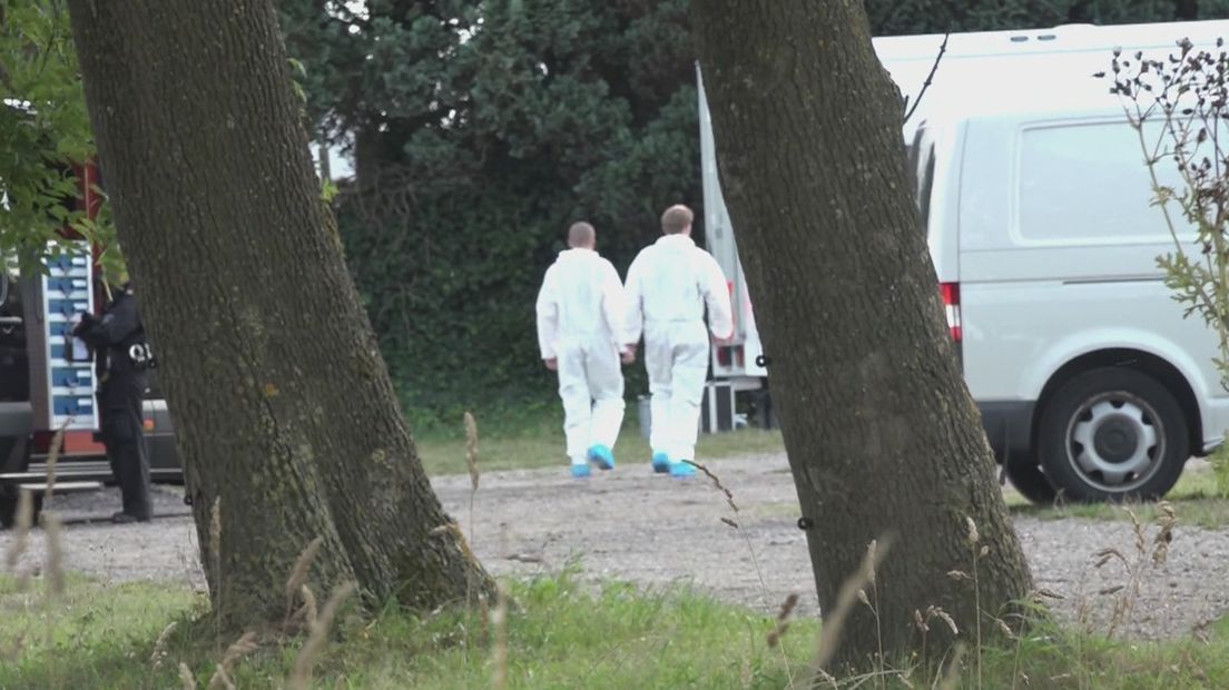 Forensisch onderzoekers in Kiel-Windeweer na de vondst van een lichaam