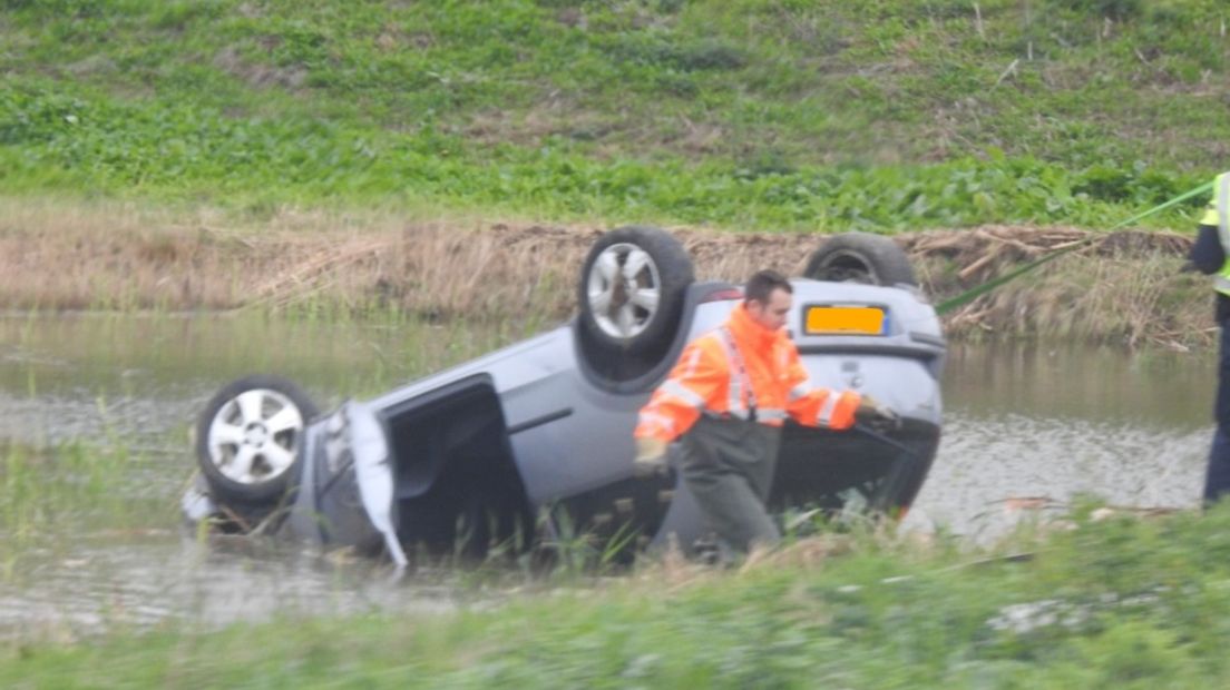 Op de A50 bij Ewijk is een rijstrook dicht in de richting van Nijmegen. Een auto is daar van de snelweg afgeraakt en ondersteboven in de sloot terecht gekomen.