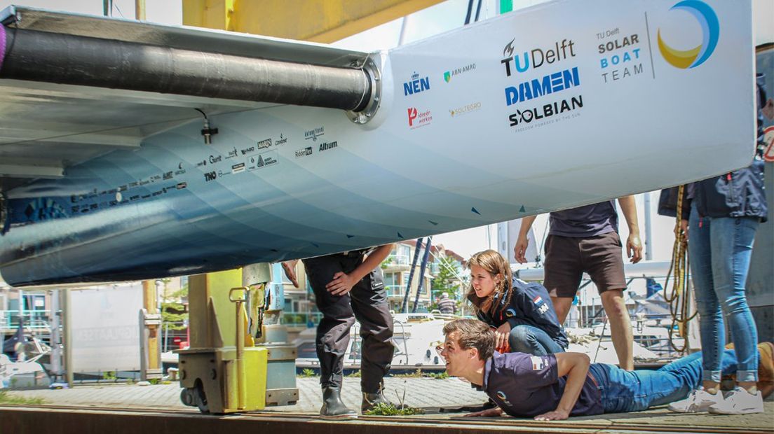 Het team inspecteert de schade aan de boot