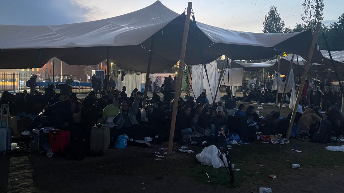 De honderden asielzoekers schuilen onder tentdoeken