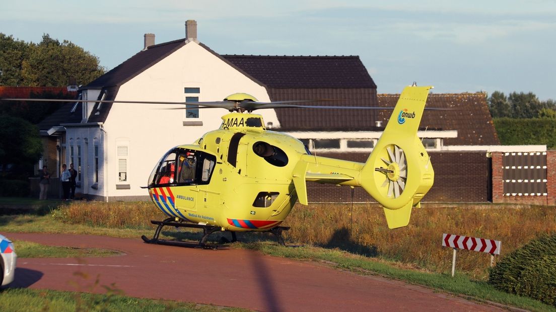 Gewonde wielrenner met traumahelikopter naar het ziekenhuis
