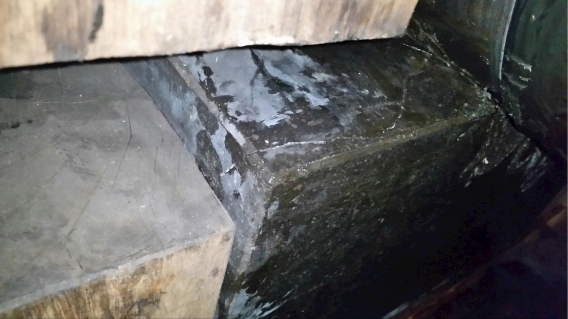 De halssteen met scheuren