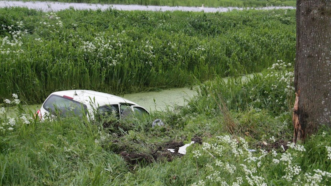 Auto te water in Ossenzijl