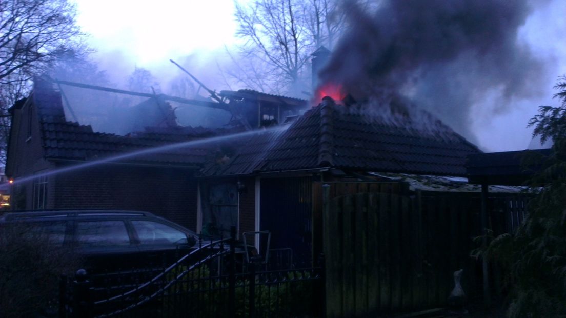 Bij een uitslaande brand zondagochtend vroeg in een 2 onder 1 kap woning aan de Beekstraat in Epe is asbest vrijgekomen.