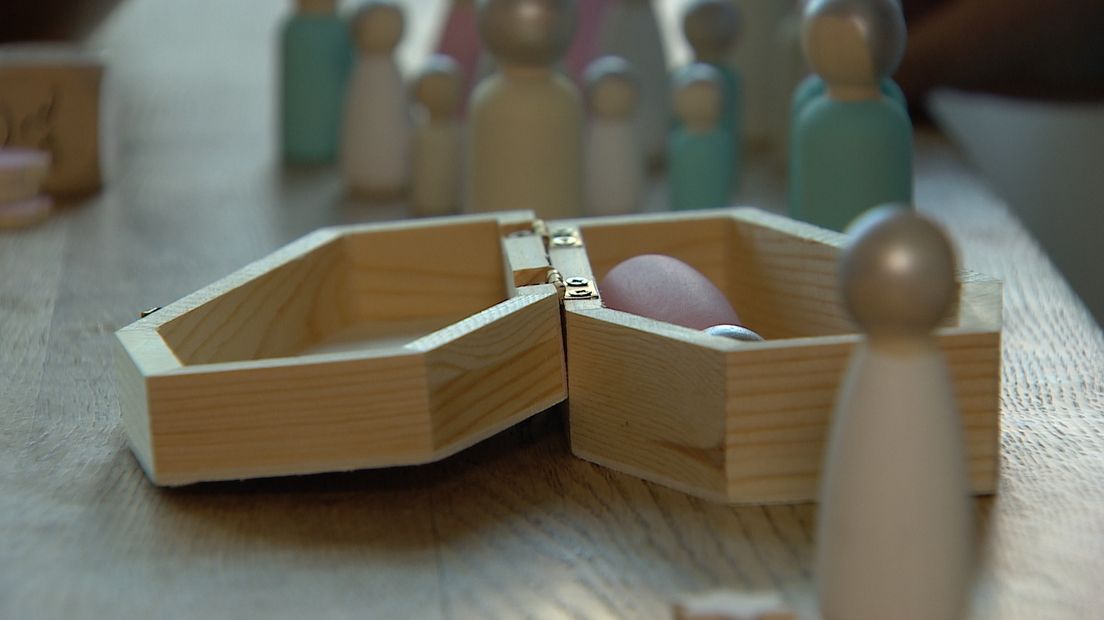 De DAG-box bestaat onder meer uit houten poppetjes en een kist