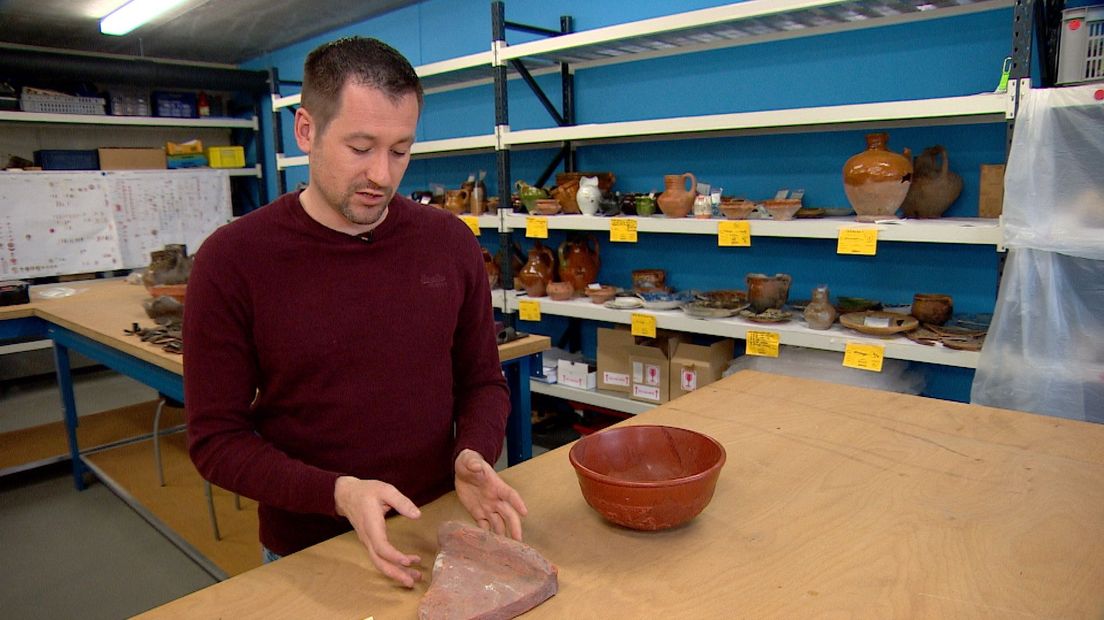 Provinciaal archeoloog Ludo Snijders laat een aantal objecten zien in het depot van het Zeeuws Erfgoed.