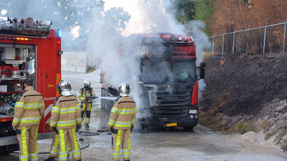 Vrachtwagen brandt uit in Kloosterhaar