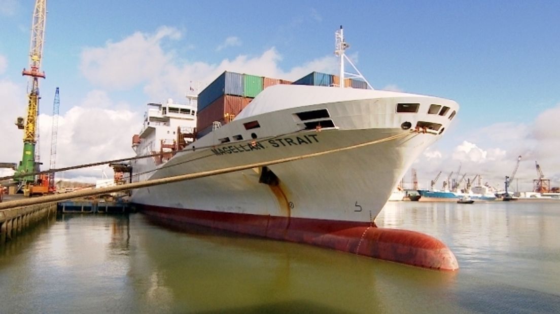 Schip vol containers in de haven