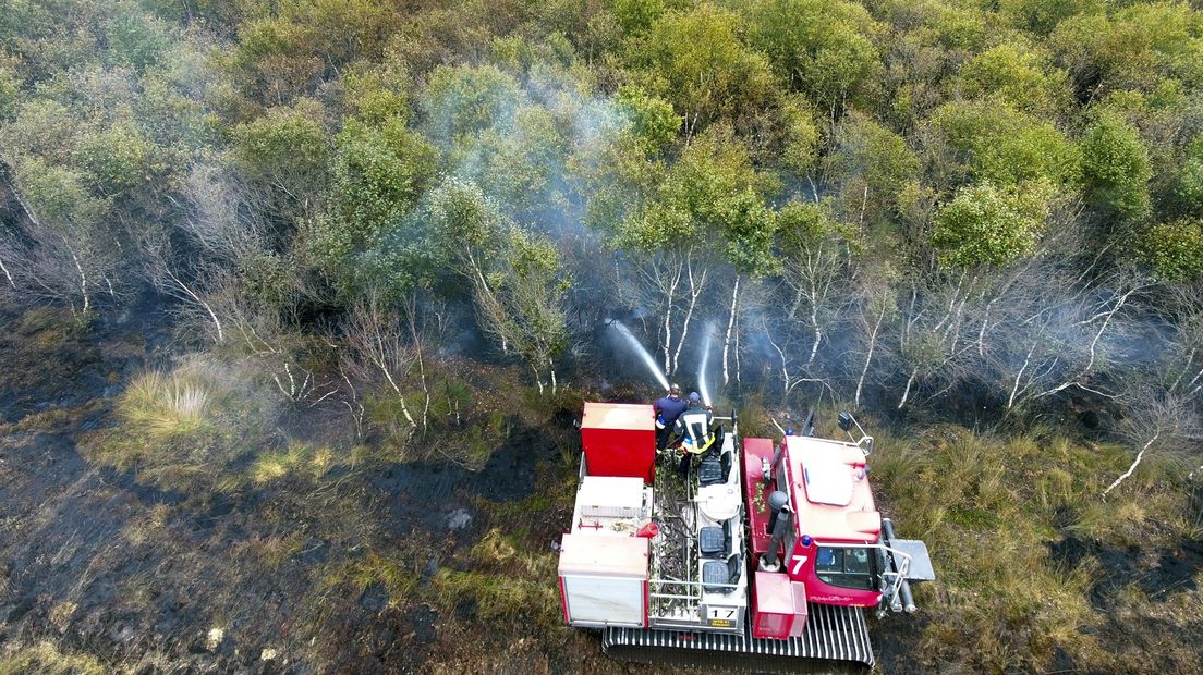 De Duitse brandweer bestrijdt de veenbrand in de grensstreek