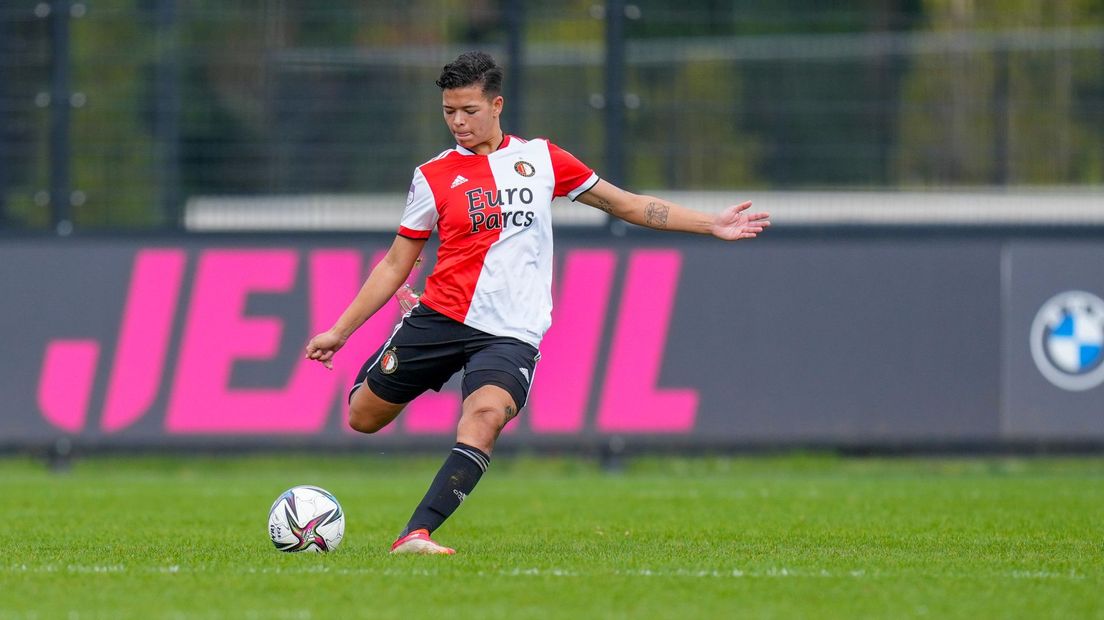 Van Diemen legt namens Feyenoord aan voor een vrije trap