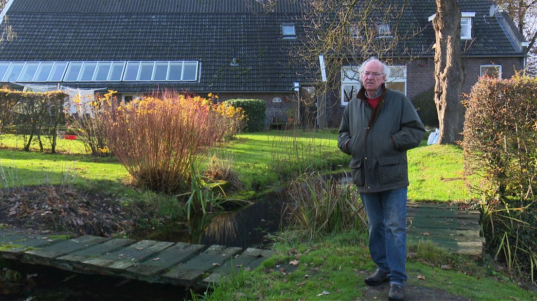 De Wellebeek stroomt door de tuin van Han Iemhoff
