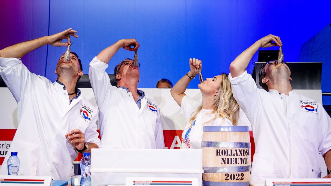 Haringhappen na de veilig van het eerste vaatje in de Scheveningse haven