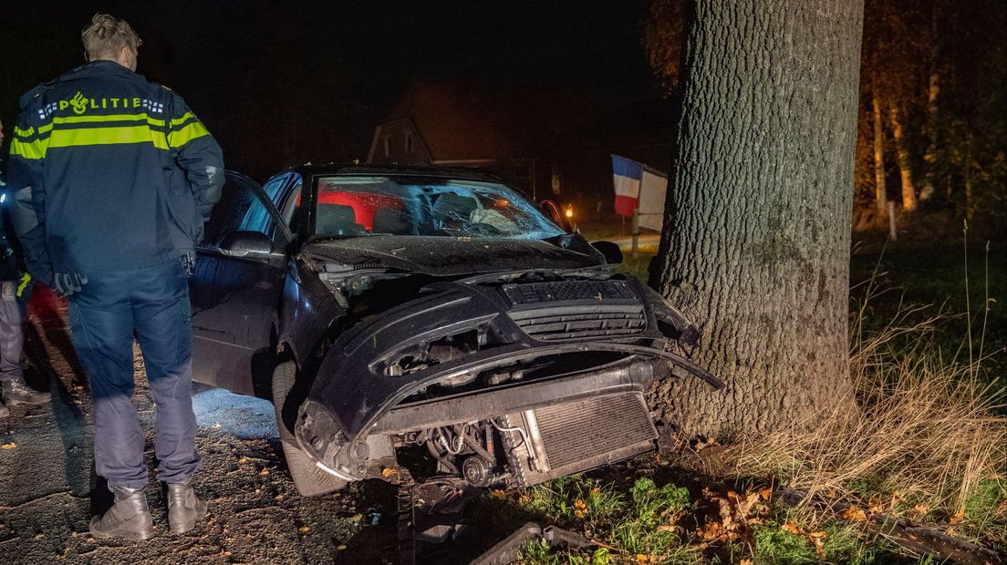 Auto botst tegen boom in Olst