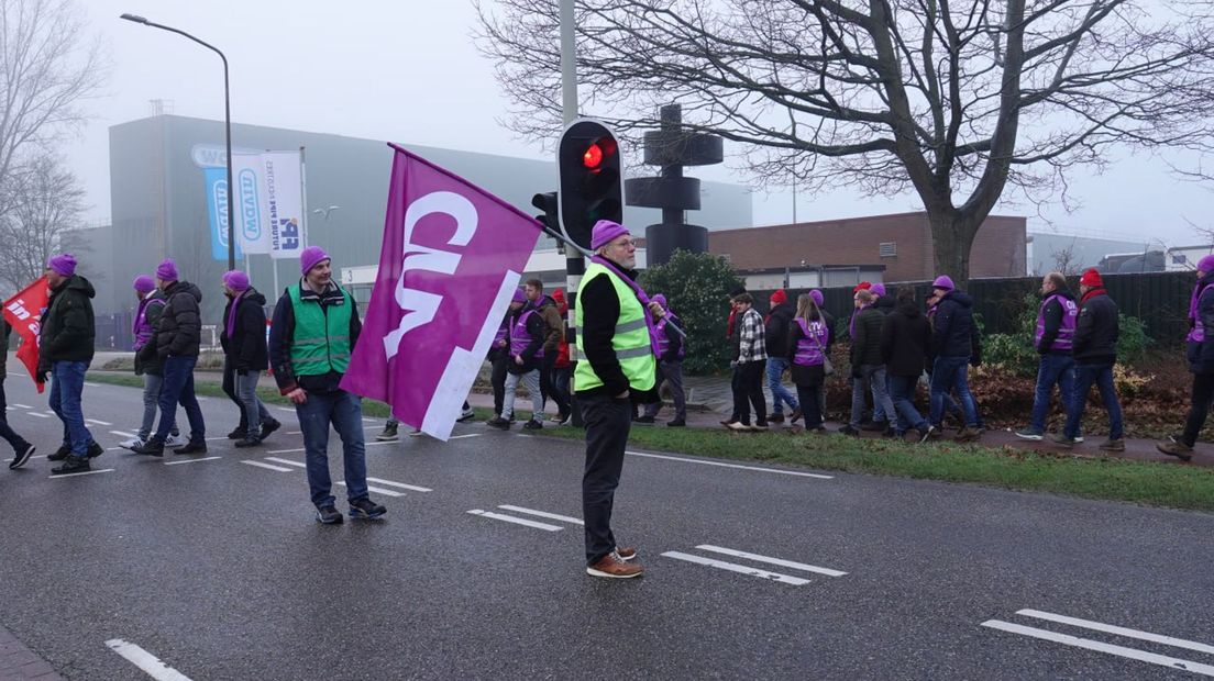 Medewerkers OWASE-bedrijven zijn hun werkgevers zat en lopen 'walk of shame'