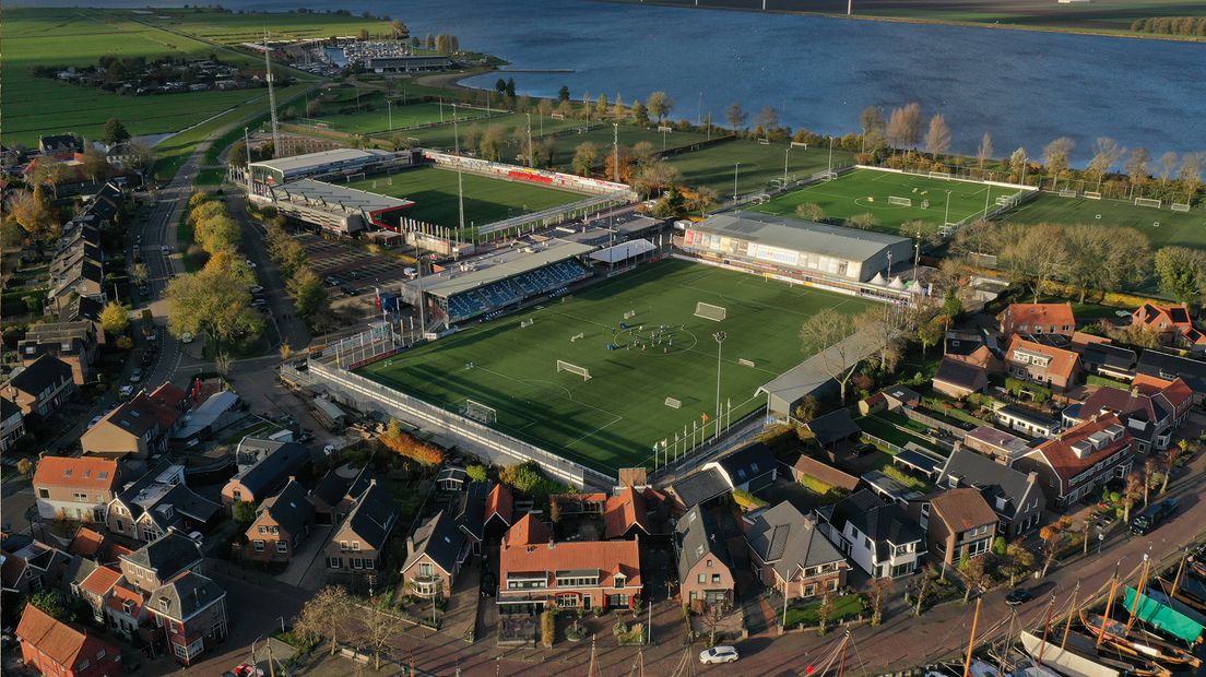 De stadions van IJsselmeervogels (links) en Spakenburg