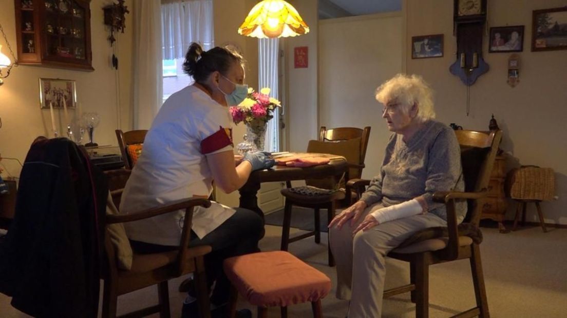 Wijkverpleegkundige Tjitske Buma helpt een cliënt