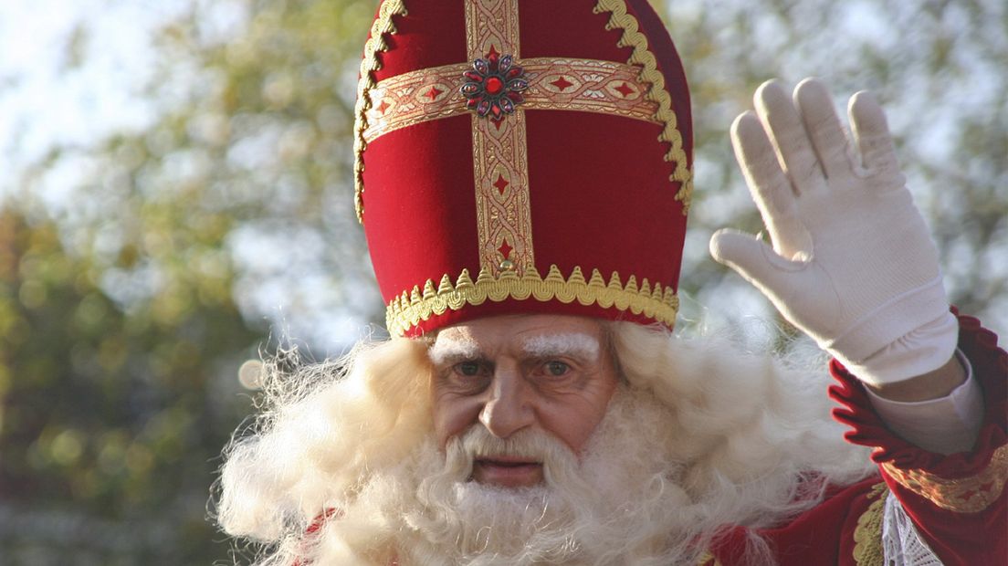 Sinterklaas komt elk jaar aan in de haven van Scheveningen