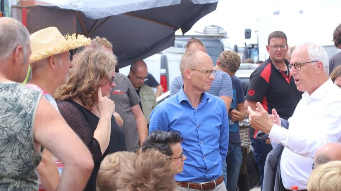 Burgemeester Gerard Renkema (r) praat met boeren in Nijkerk