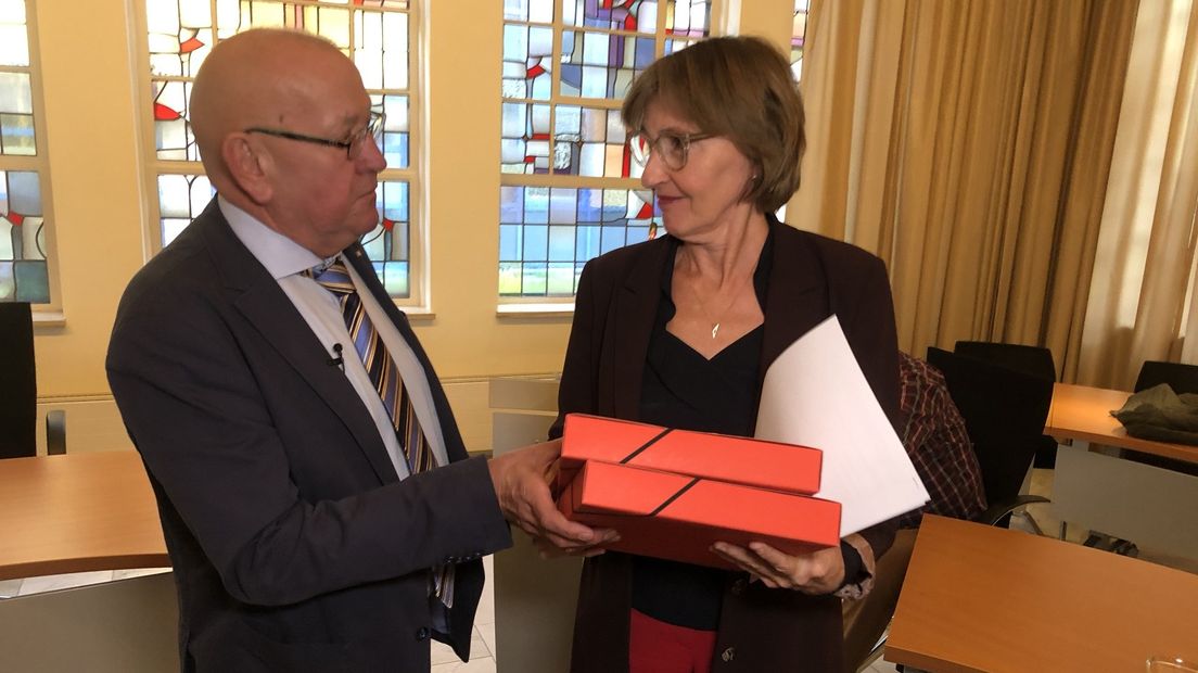 Directeur Ine Scholten van Doktersdienst Groningen neemt de handtekeningen in ontvangst