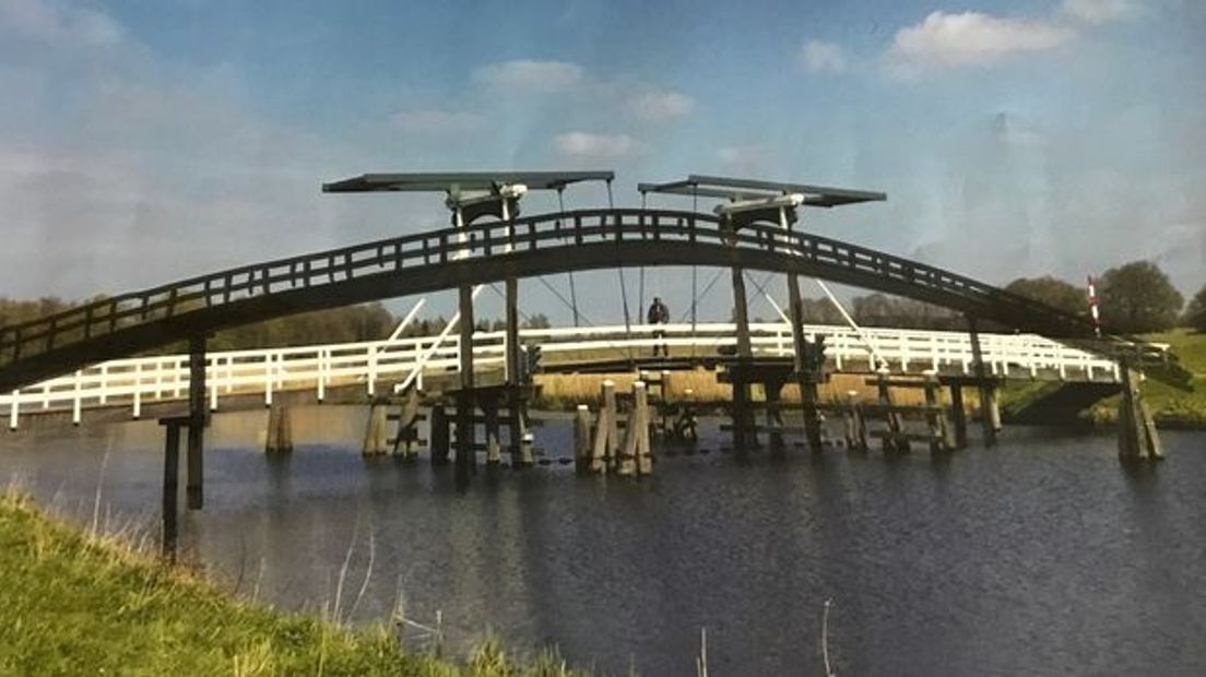 De oude Enkheerdpadbrug bij Marsdijk in Assen, die volgend jaar toch vervangen wordt door een vlakke en beweegbare brug (Rechten: GroenLinks Assen)