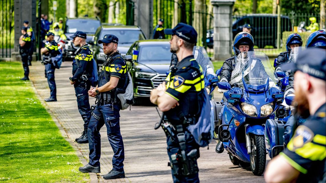 Zelensky rijdt het terrein van Huis ten Bosch op