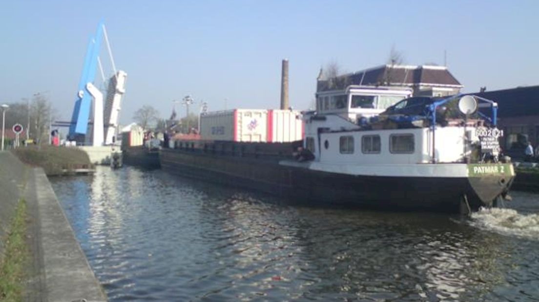 Enorm schip op kanaal Almelo-Coevorden