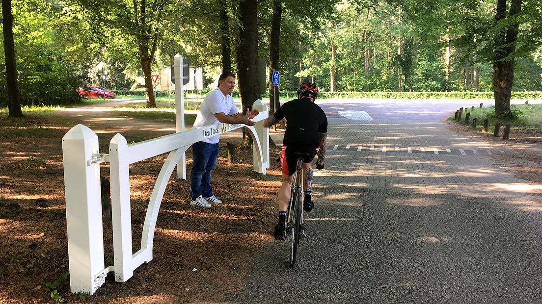 Statenlid Osman Suna (l.) vanmorgen op de Utrechtse Heuvelrug.