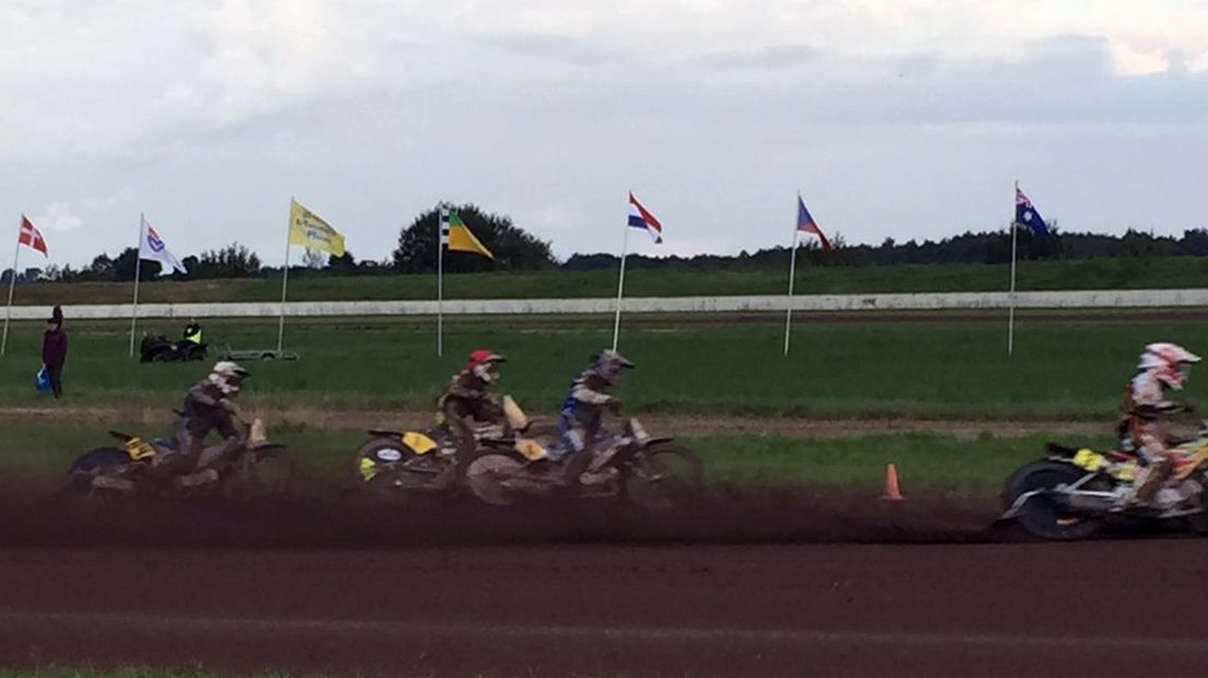 Stiekema rijdt met een rode helm