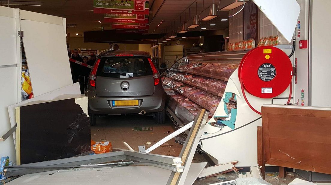 Auto rydt supermerk yn yn Snits
