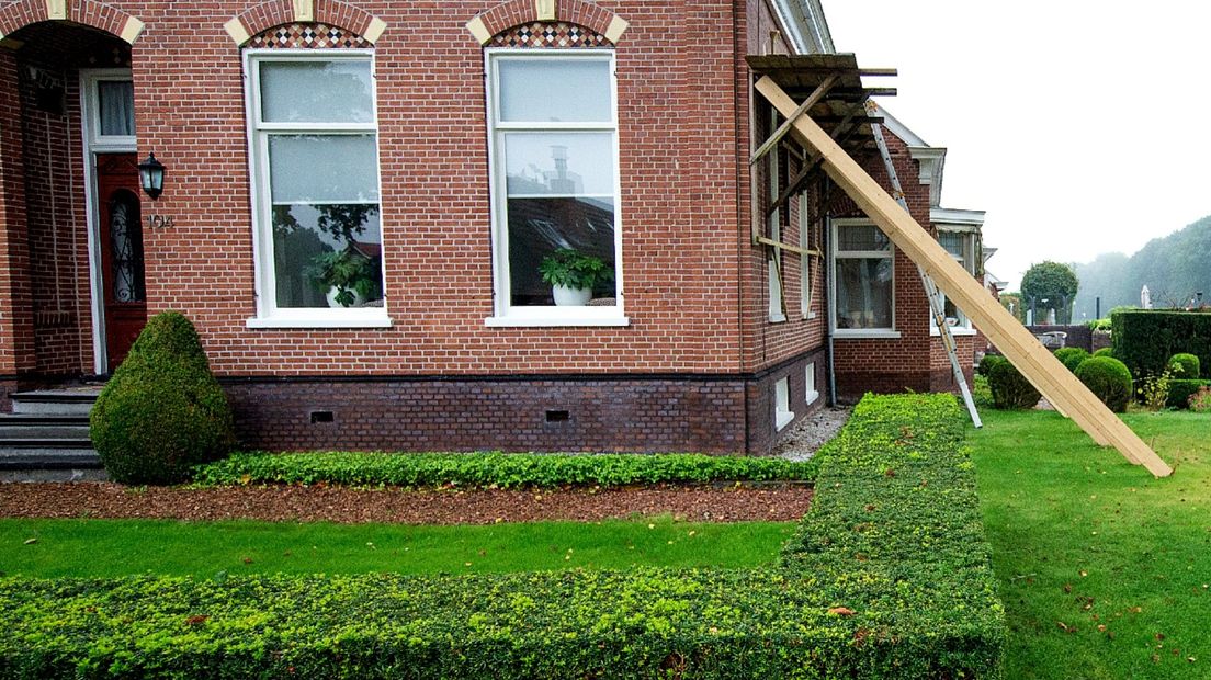 Een boerderij met aardbevingsschade in Slochteren