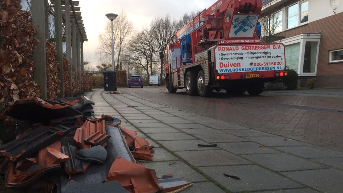 Beschadigde daken, uit de grond gerukte bomen en kliko's die in de straten lagen. Het natuurgeweld dat maandagmiddag over Voorthuizen trok, liet een spoor van vernieling achter. Maar was het nou een wervelwind, windhoos, valwind of gewoon een harde windvlaag?