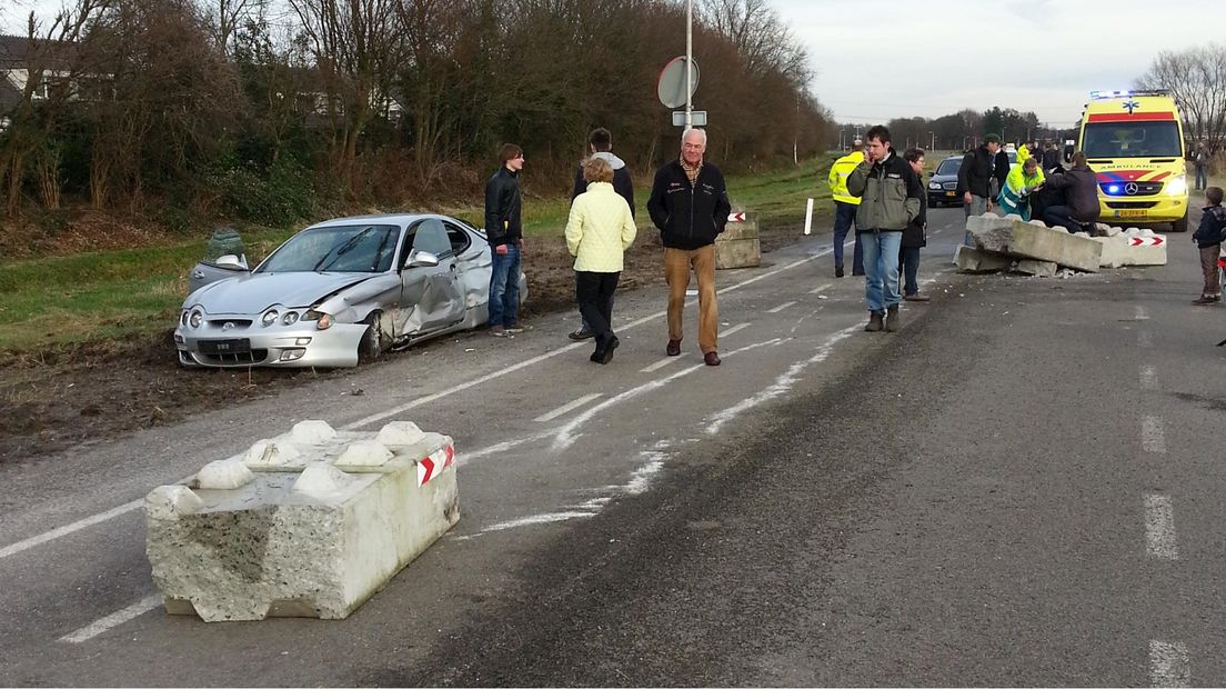 Auto tegen betonblok in Wierden