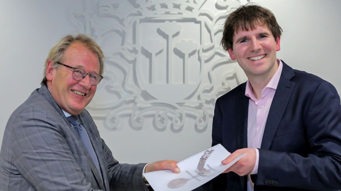 Jaap Smit ontvangt - voor de coronacrisis - de profielschets uit handen van de voorzitter van de Zoetermeerse Vertrouwenscommissie, Jordy Boerboom