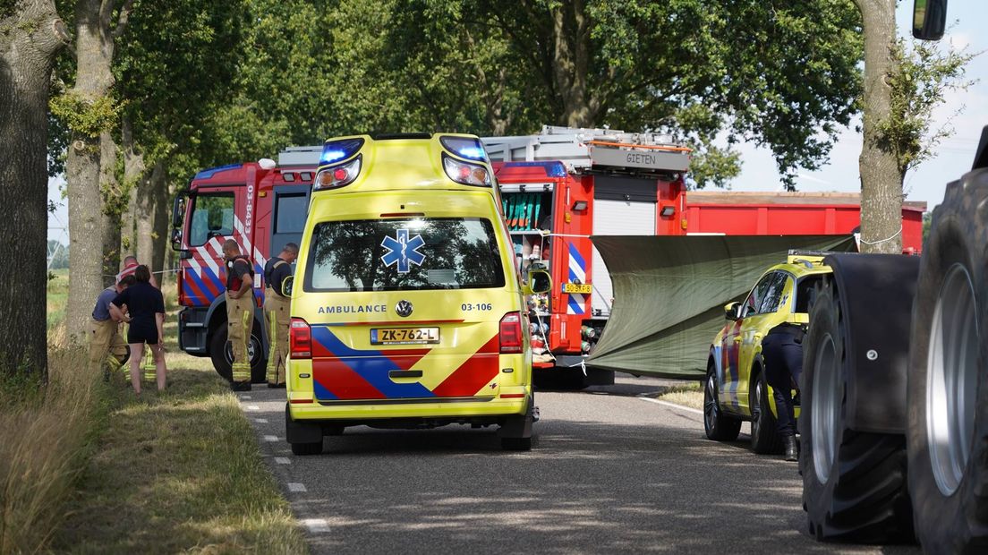 112 news: Motorcyclist from the municipality of Pekela (42) dies in collision with tractor in Gieten