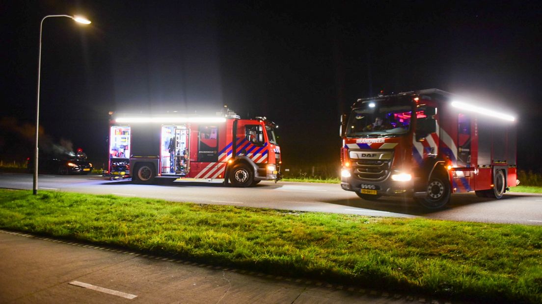 Brandweer bij de brandende wagen tussen Winschoten en Finsterwolde
