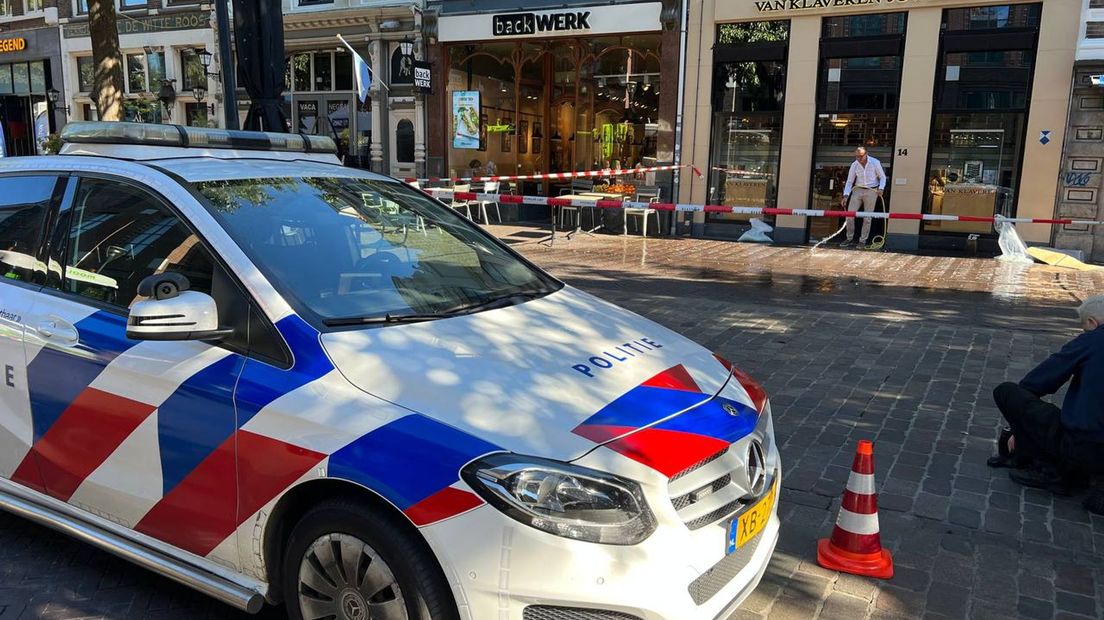 Stoep voor Juwelierszaak Van Klaveren in Zwolle wordt schoongemaakt na inbraak