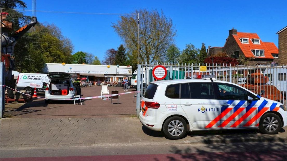 De kringloopwinkel in Enschede is afgezet met linten na vondst explosieven