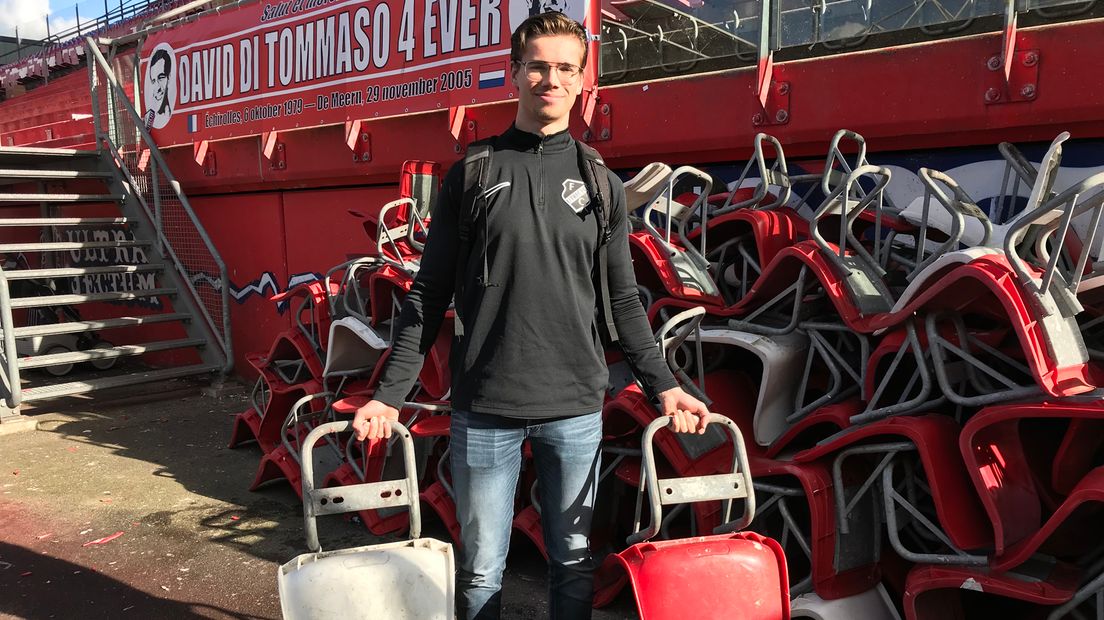 Milan Theulen neemt twee stoelen mee voor hem en zijn vader.