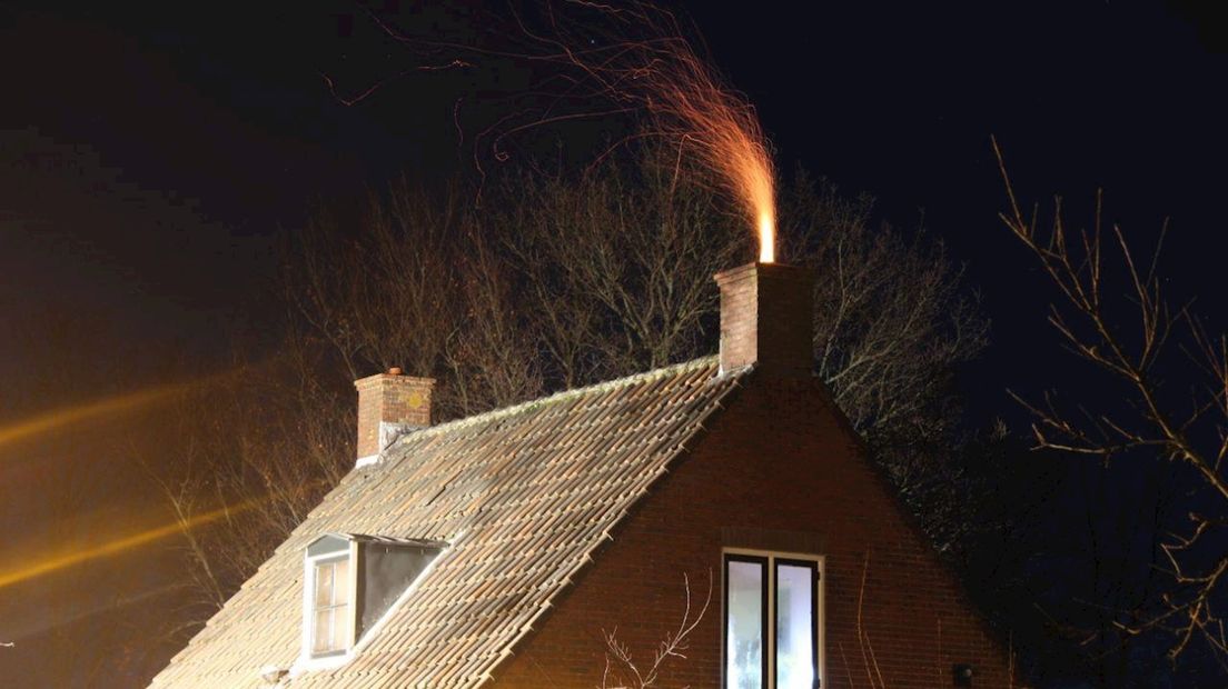 Schoorsteenbrand bij woning in Heeten - RTV Oost