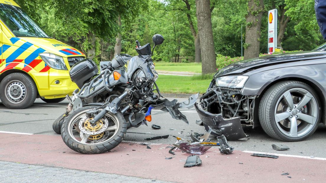Emmen motor botsing auto