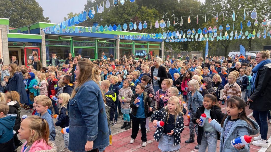 Op de Brederoschool vieren ze feest, het is kraanwaterdag!